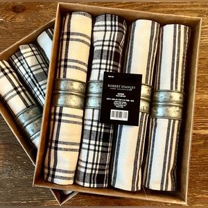 New! Farmhouse set of napkins NWT